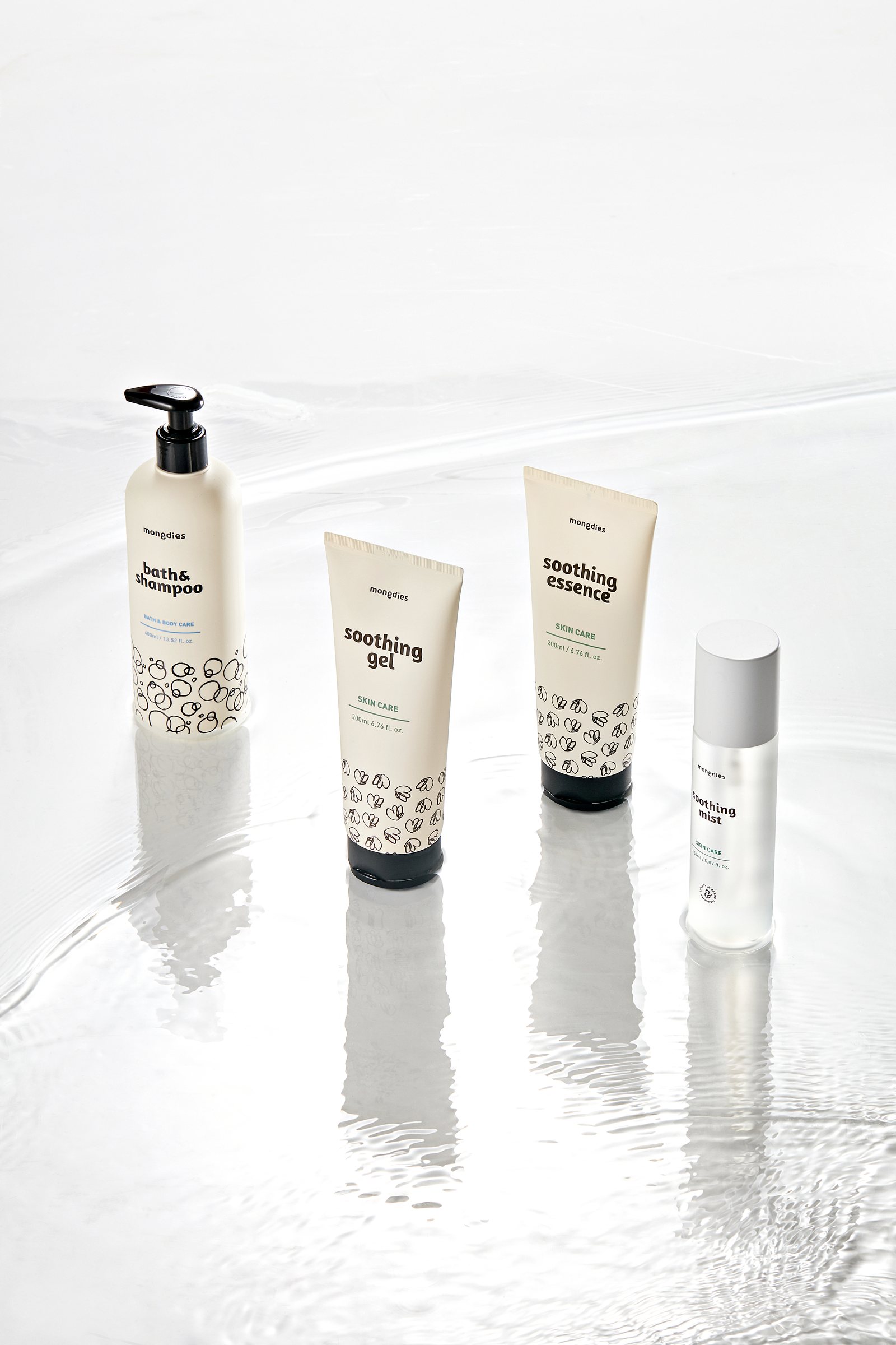 Mongdies bath, soothing gel, essence and mist on still water